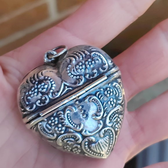 Huge Vintage Sterling Heart Locket? Pendant - Picture 6 of 6
